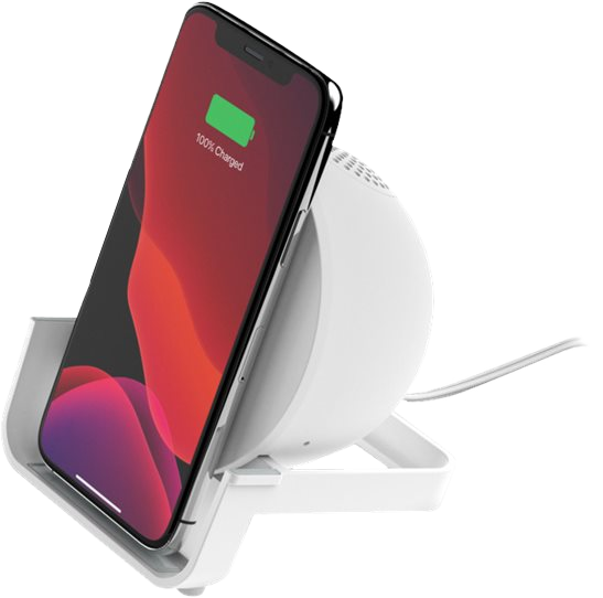 Support de charge sans fil blanc avec téléphone. Le téléphone affiche 100% chargé.