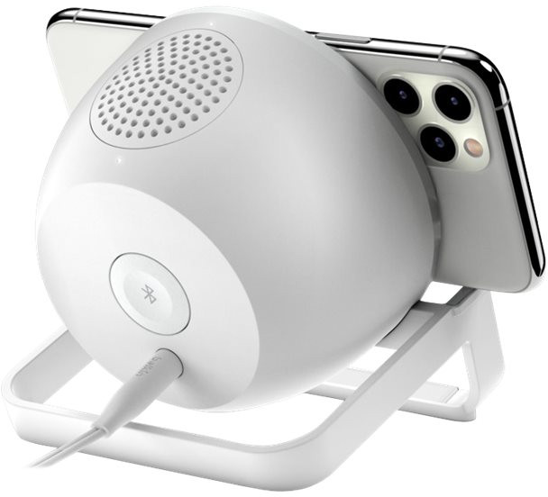 Un haut-parleur blanc avec un téléphone monté dessus. Le téléphone est incliné, son écran faisant face à l'utilisateur.