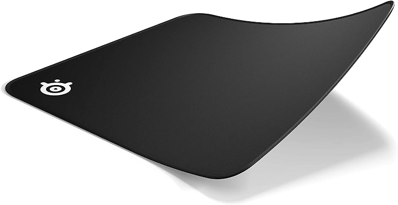 Fekete egérpad fehér SteelSeries logóval a bal sarokban.