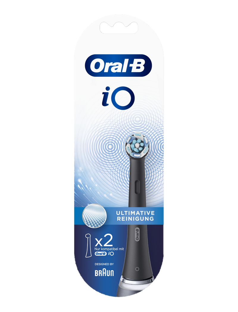 Oral-B io Zahnbürstenköpfe in einer Verpackung. Der Bürstenkopf ist schwarz mit blauen und weißen Borsten.
