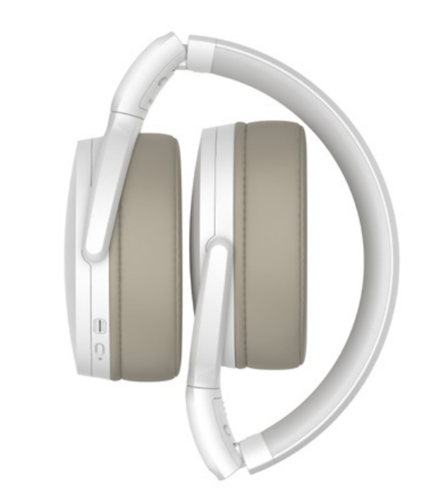 Auriculares blancos, plegados. Los auriculares son beige, la diadema es blanca.