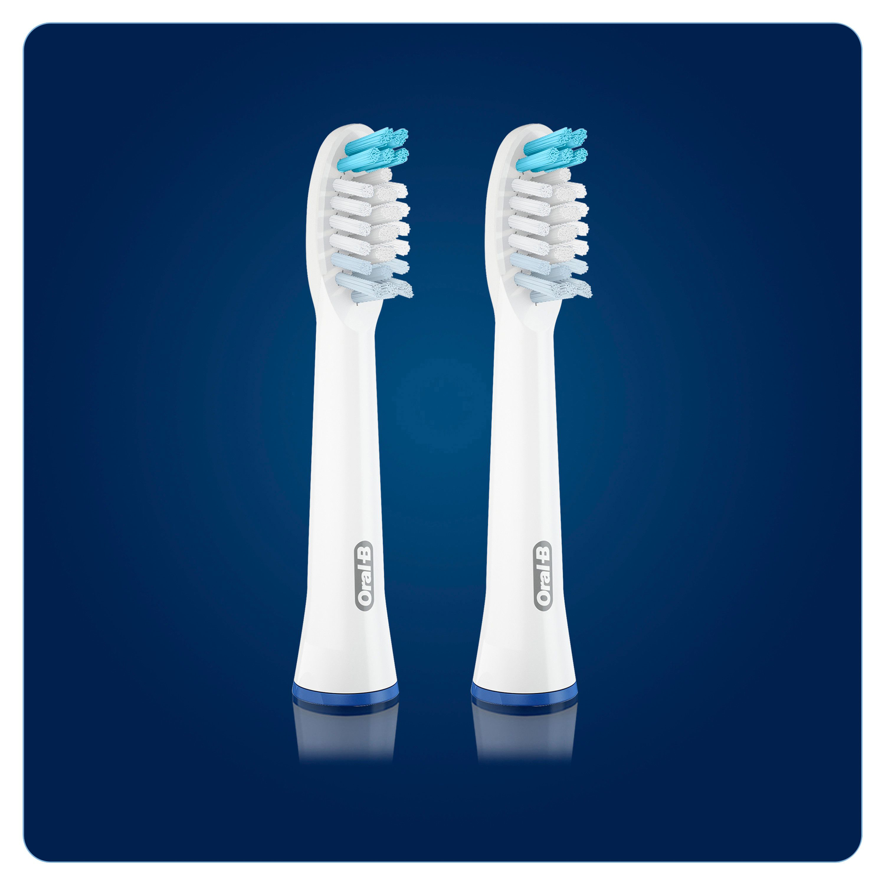 Zwei Oral-B-Zahnbürstenköpfe, weiß mit blauen Borsten, auf blauem Hintergrund.