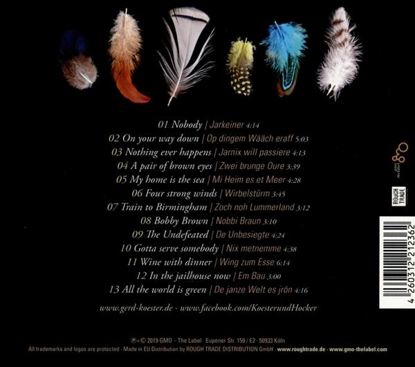 CD-Rückseite mit Songtiteln und Credits. Federn im Hintergrund.