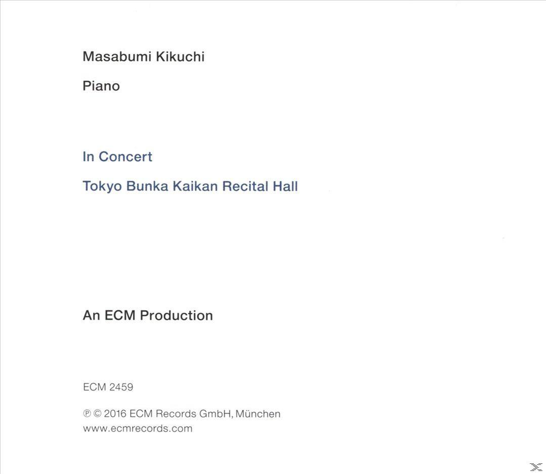 Szöveg fehér háttérrel: Masabumi Kikuchi, zongora, koncerten, Tokió Bunka Kaikan Recital Hall.