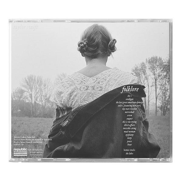 CD-Cover: Rückseite einer CD mit einer Frau, die ein Feld betrachtet. Der Titel lautet Folklore von Taylor Swift.