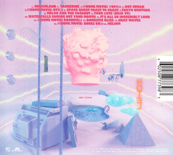 Albumhoes met een roze hoofdsulptuur, een zwembad, een ruimteschip en een kleurrijke achtergrond.