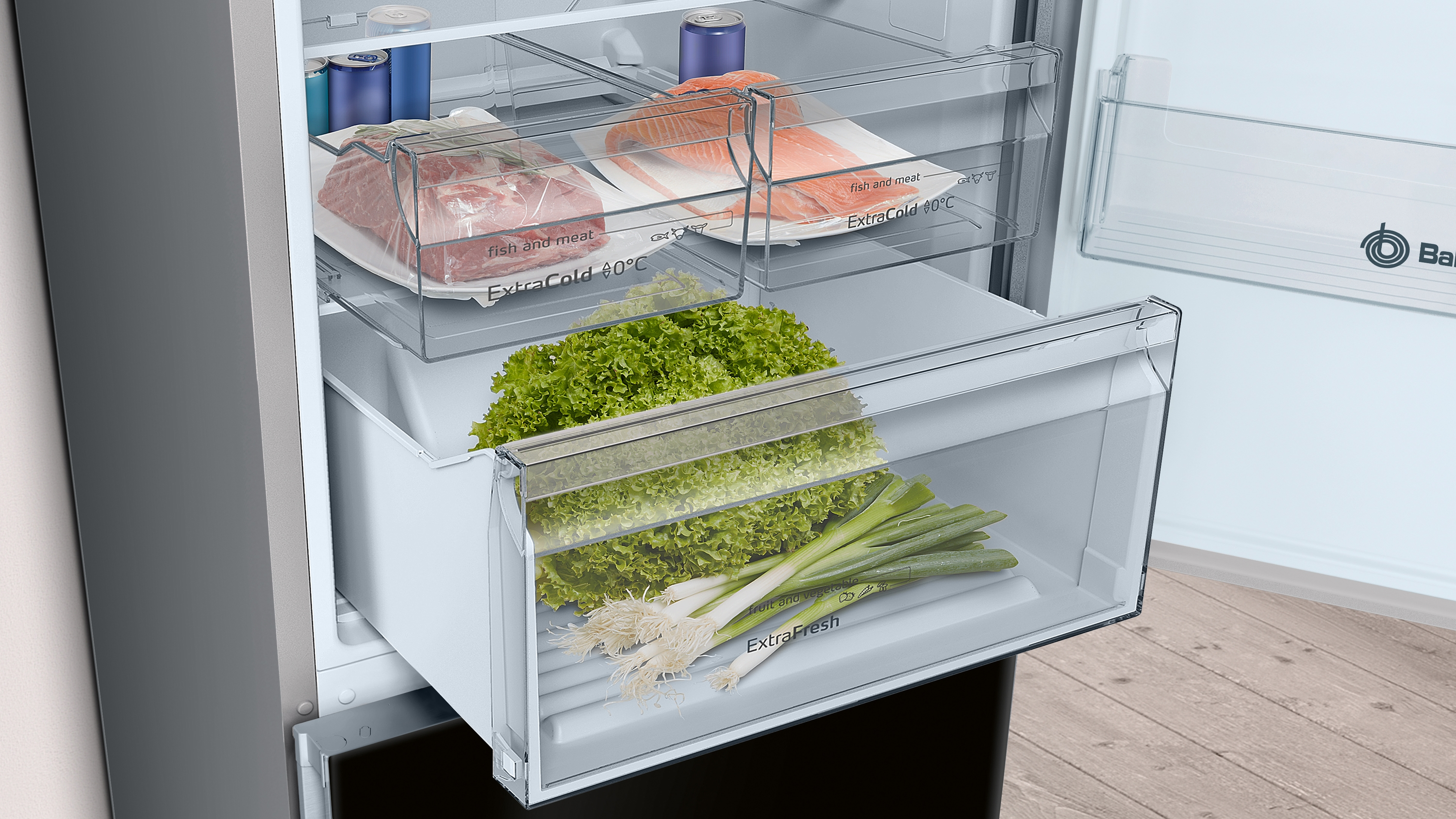 Un interior de refrigerador con alimentos en cajones.