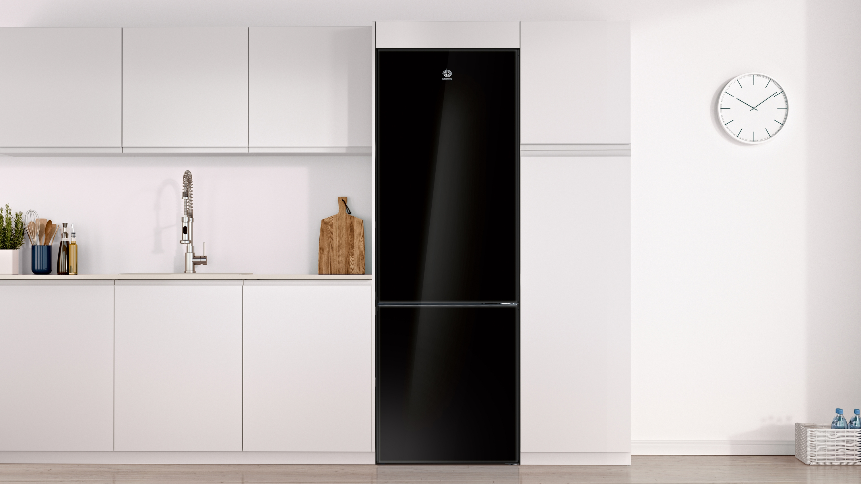 Un refrigerador negro contra una pared blanca, con gabinetes blancos y una tabla de cortar de madera en la encimera.