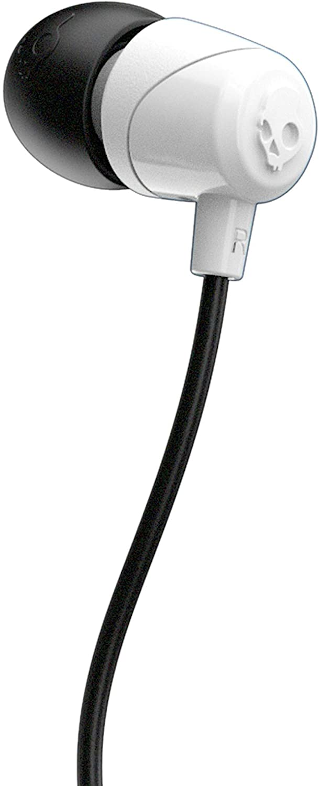 Egy fehér Skullcandy fülhallgató fekete kábellel. A jobb oldali fülhallgató 'R' betűvel van jelölve.