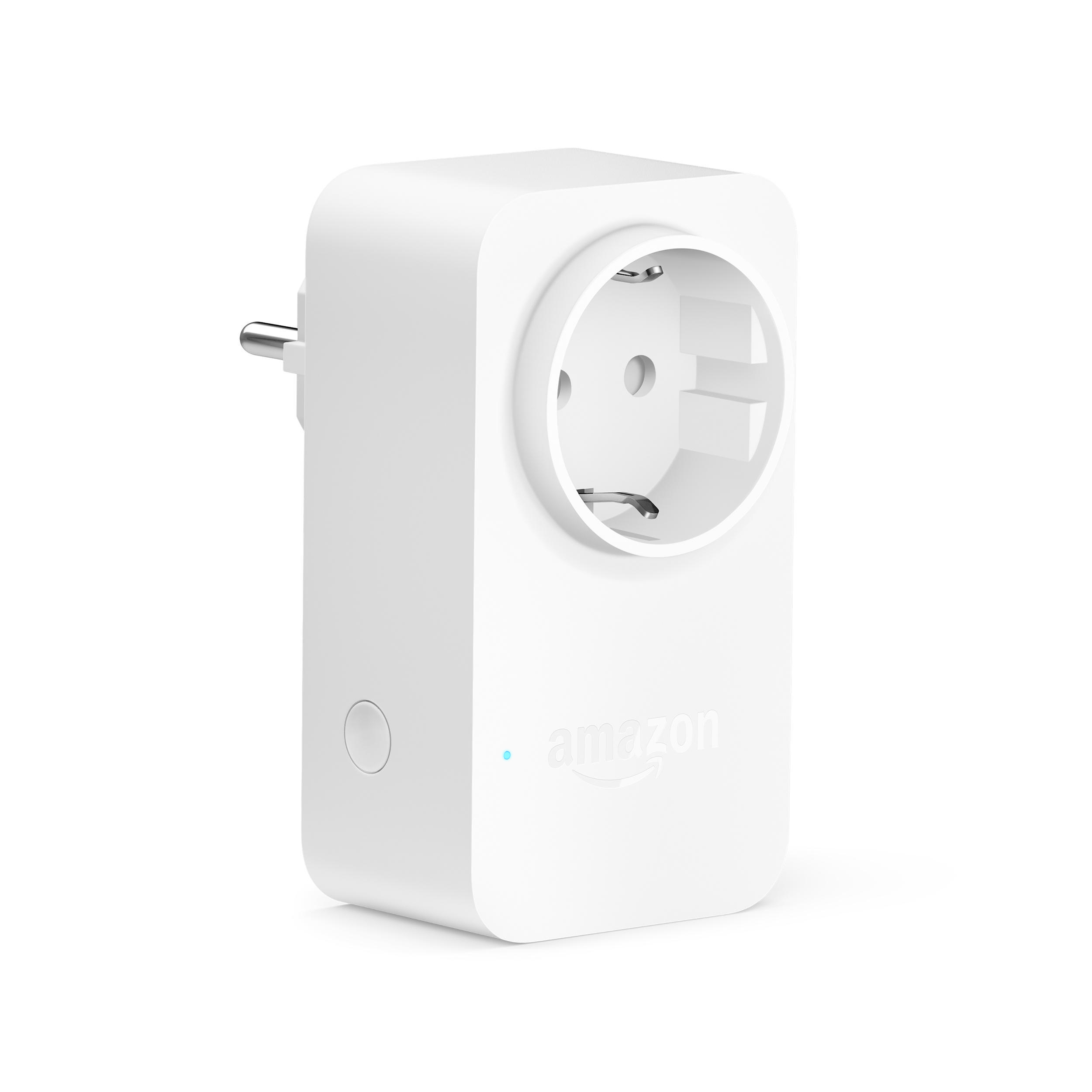 Weißer Amazon Smart Plug. Er hat einen dreipoligen Stecker und einen Power-Knopf mit Amazon-Logo.