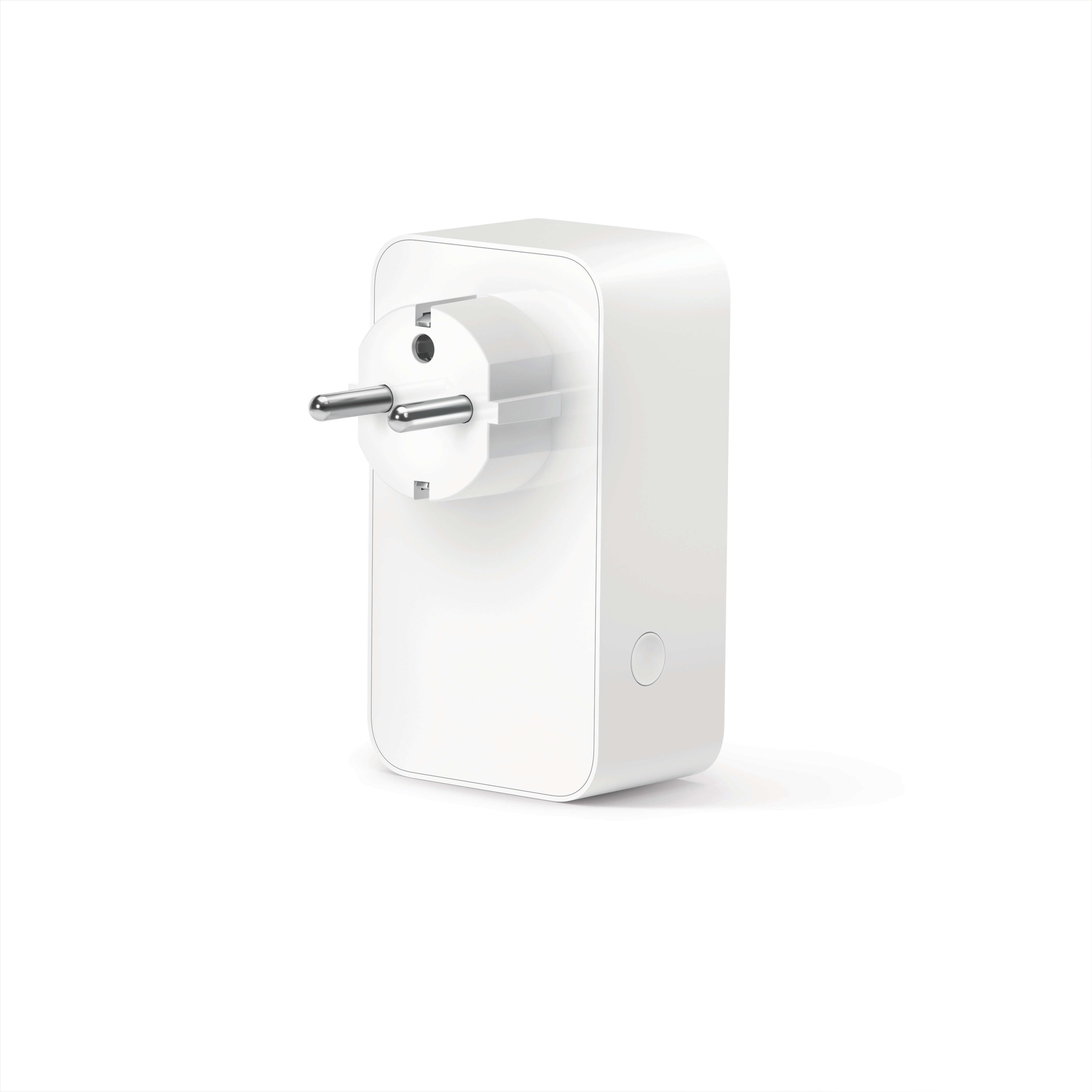 Weißer Smart-Plug mit silbernen Stiften auf weißem Hintergrund. Er hat einen Knopf.