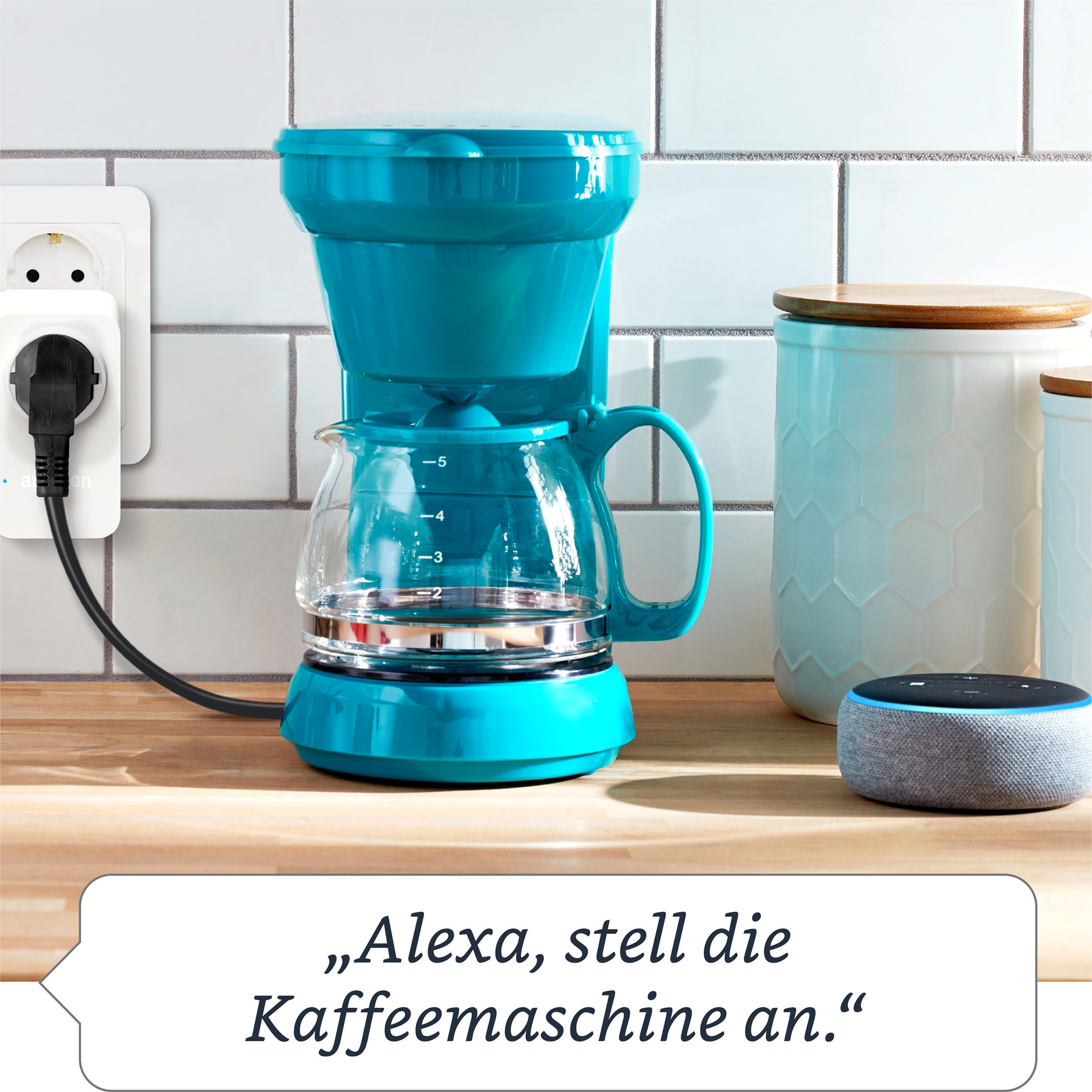 Eine türkisfarbene Kaffeemaschine mit einem schwarzen Stecker, der an eine intelligente Steckdose angeschlossen ist, und einem Echo Dot.