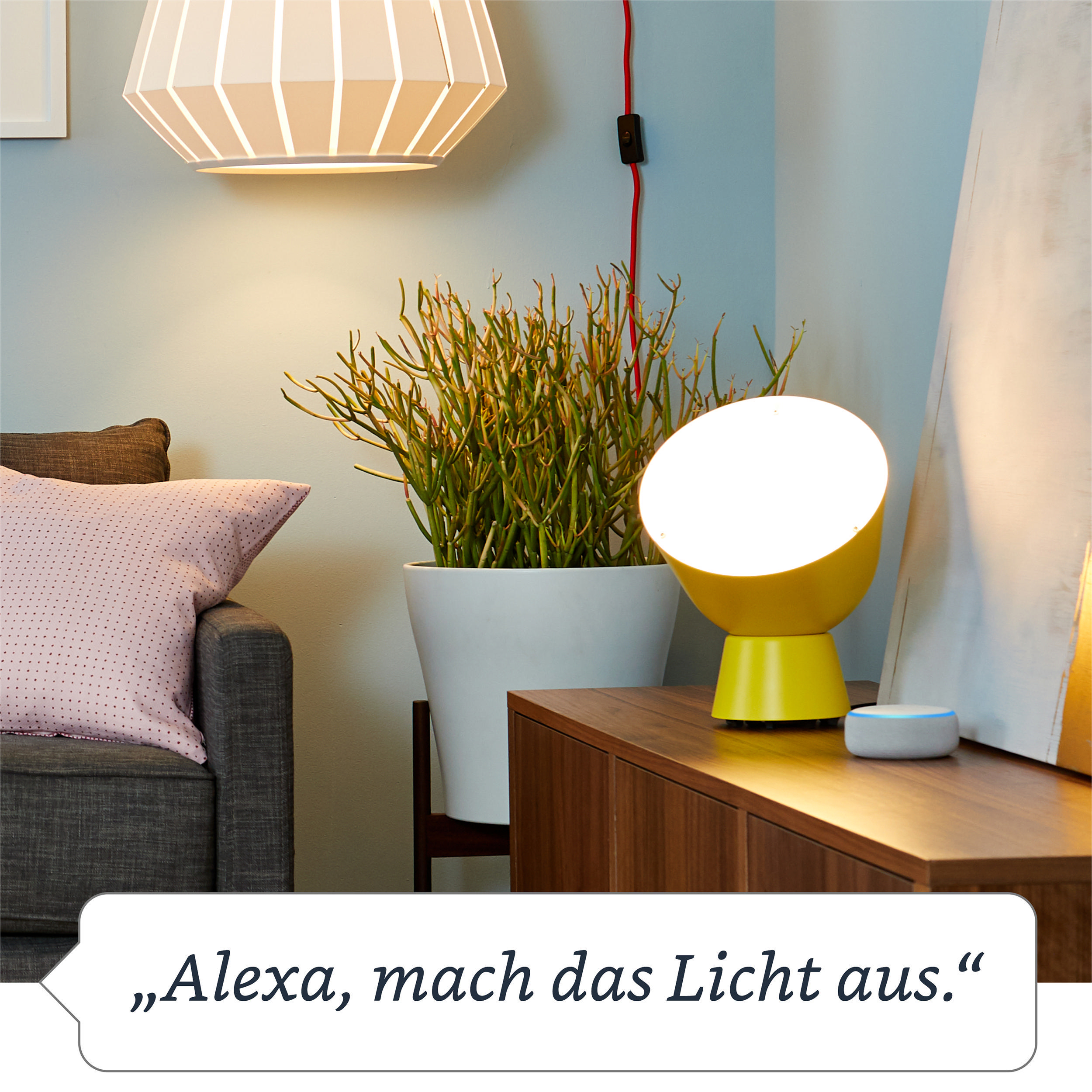 Zimmer mit Lampe, Pflanze und Text: Alexa, mach das Licht aus.