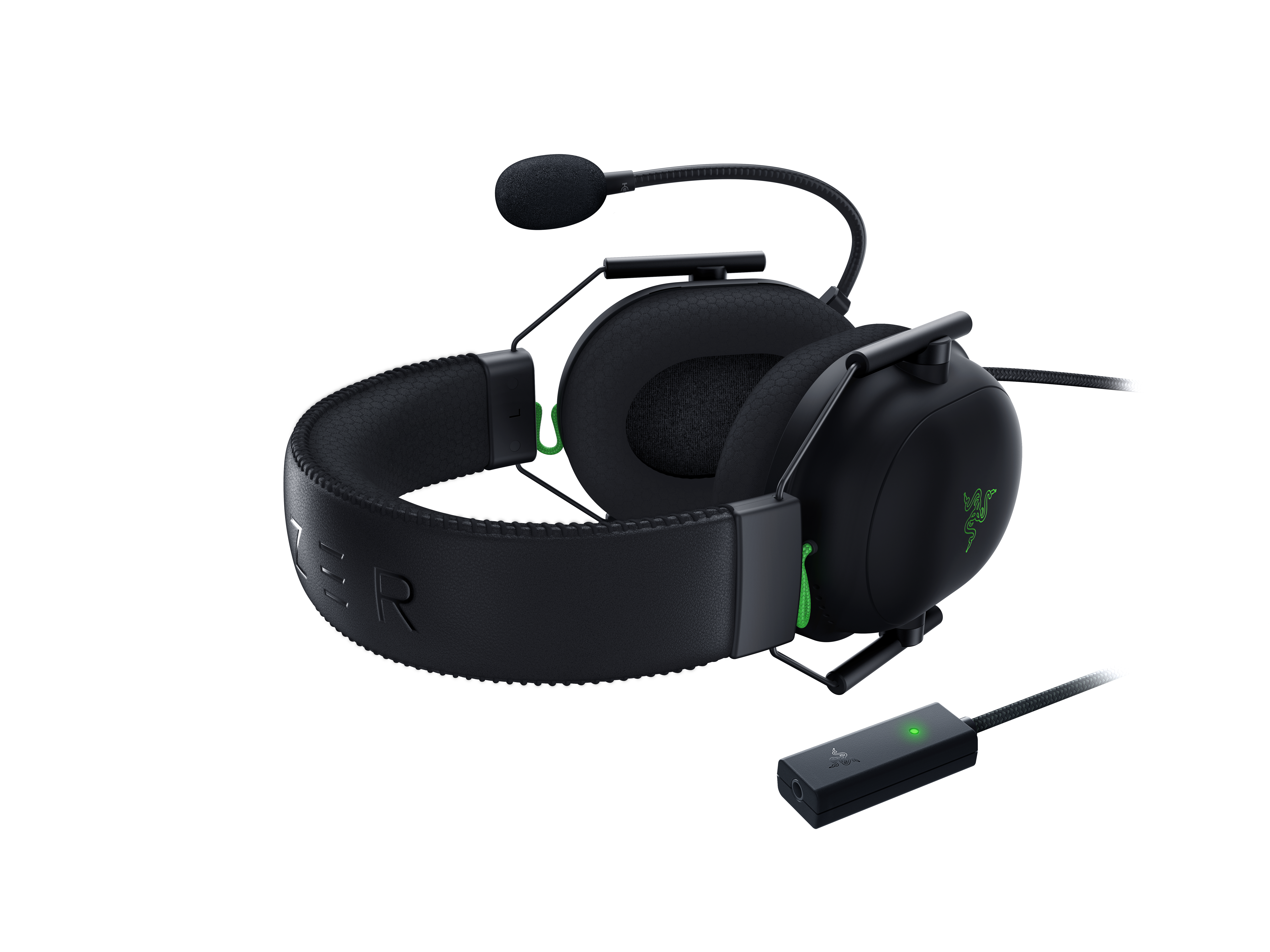 Schwarzes Gaming-Headset mit Mikrofon und Steuereinheit, auf weißem Hintergrund.