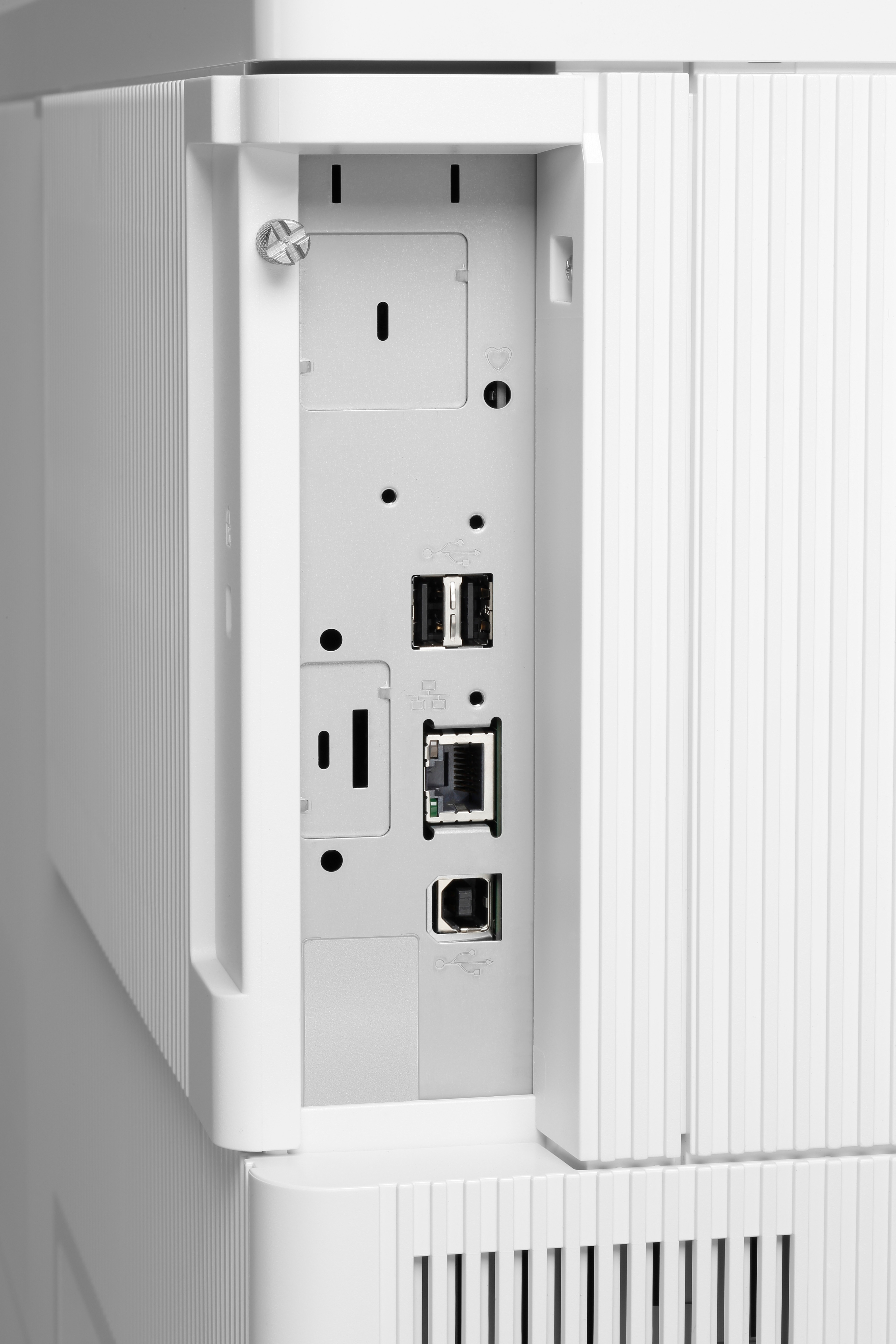 Rückseite eines weißen Druckers mit Anschlüssen für USB, Ethernet und SD-Karte, mit kleiner Schraube.