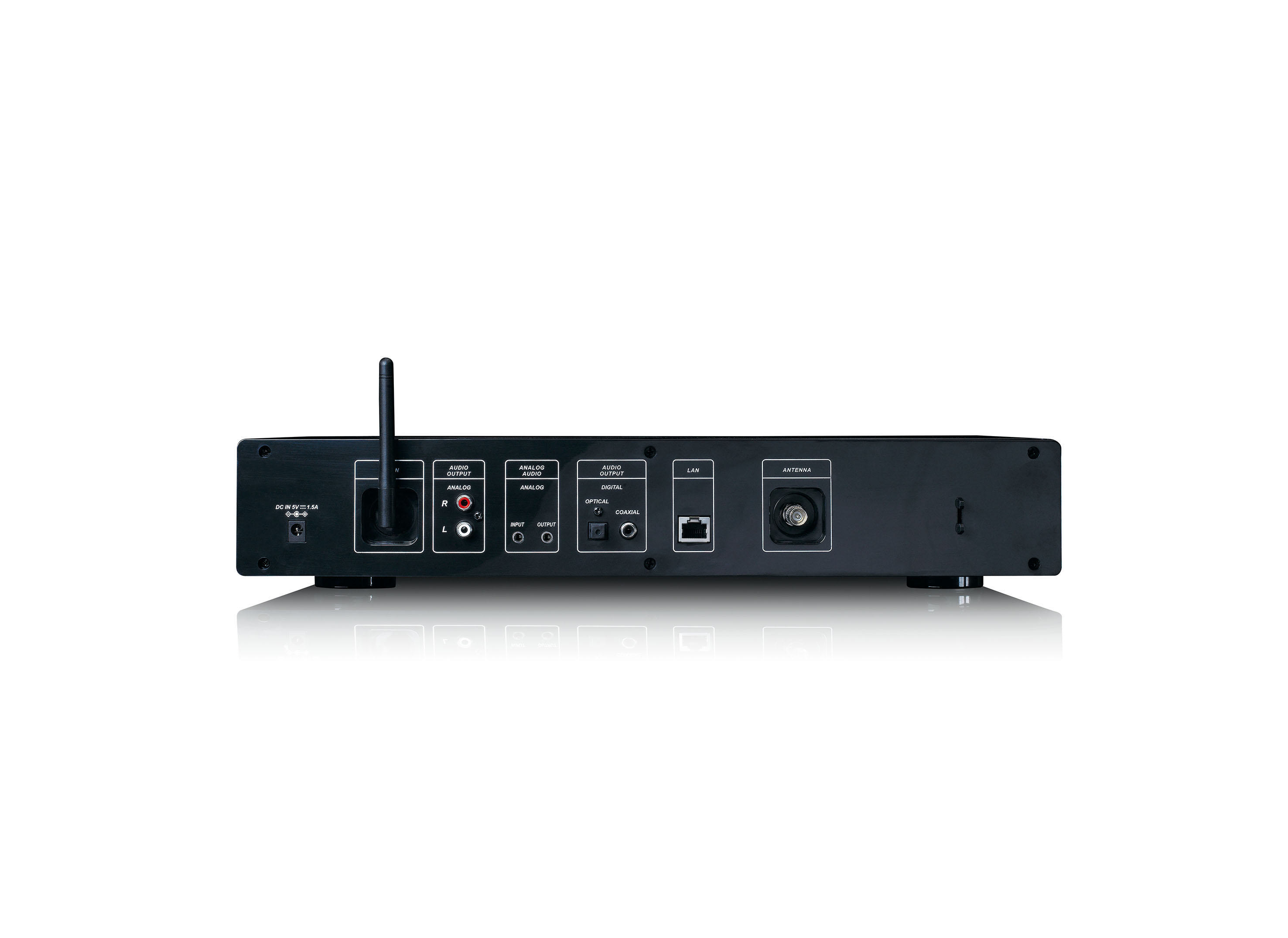 Die Rückseite eines schwarzen Audio-Receivers mit verschiedenen Anschlüssen und einer Antenne, auf weißem Hintergrund.