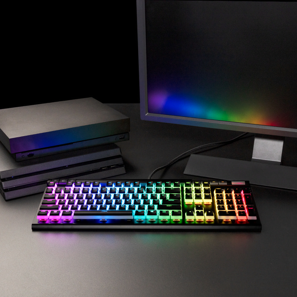 Eine schwarze Tastatur mit farbenfrohen, hintergrundbeleuchteten Tasten.