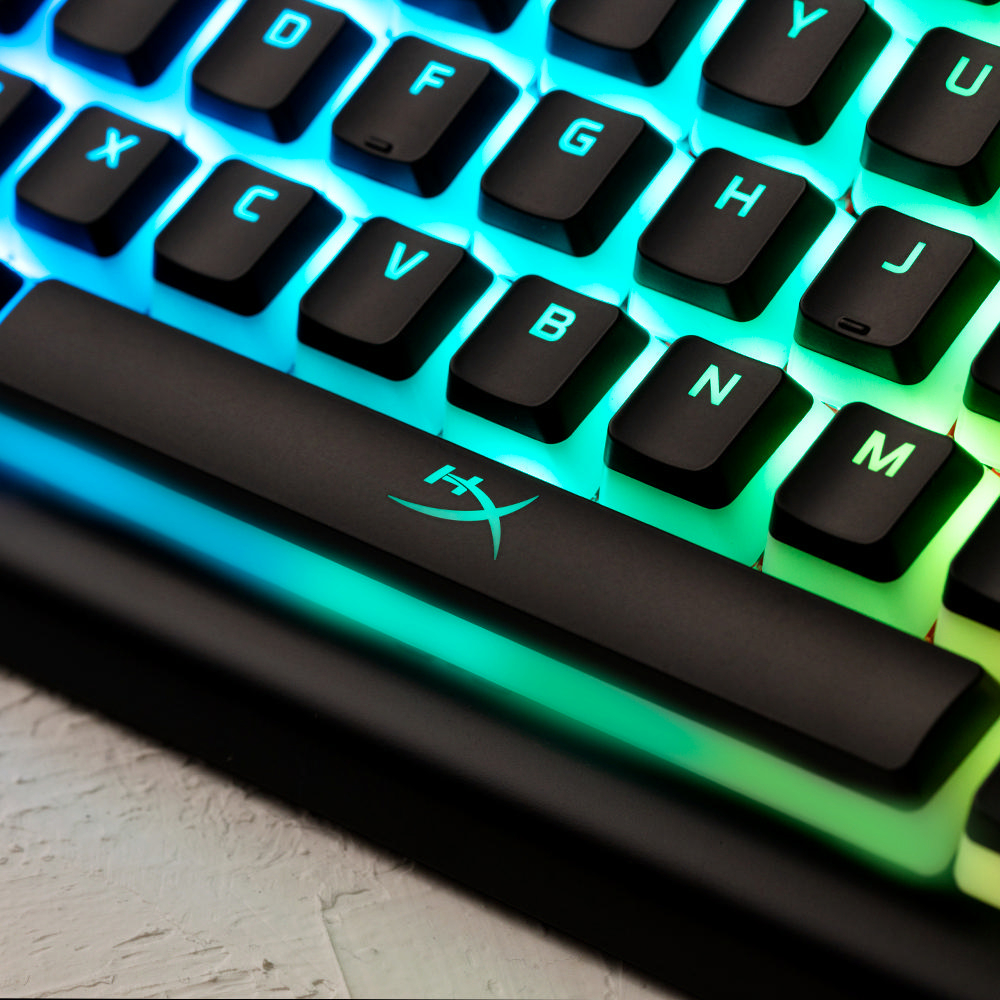 Nahaufnahme einer hintergrundbeleuchteten Tastatur mit schwarzen Tasten.