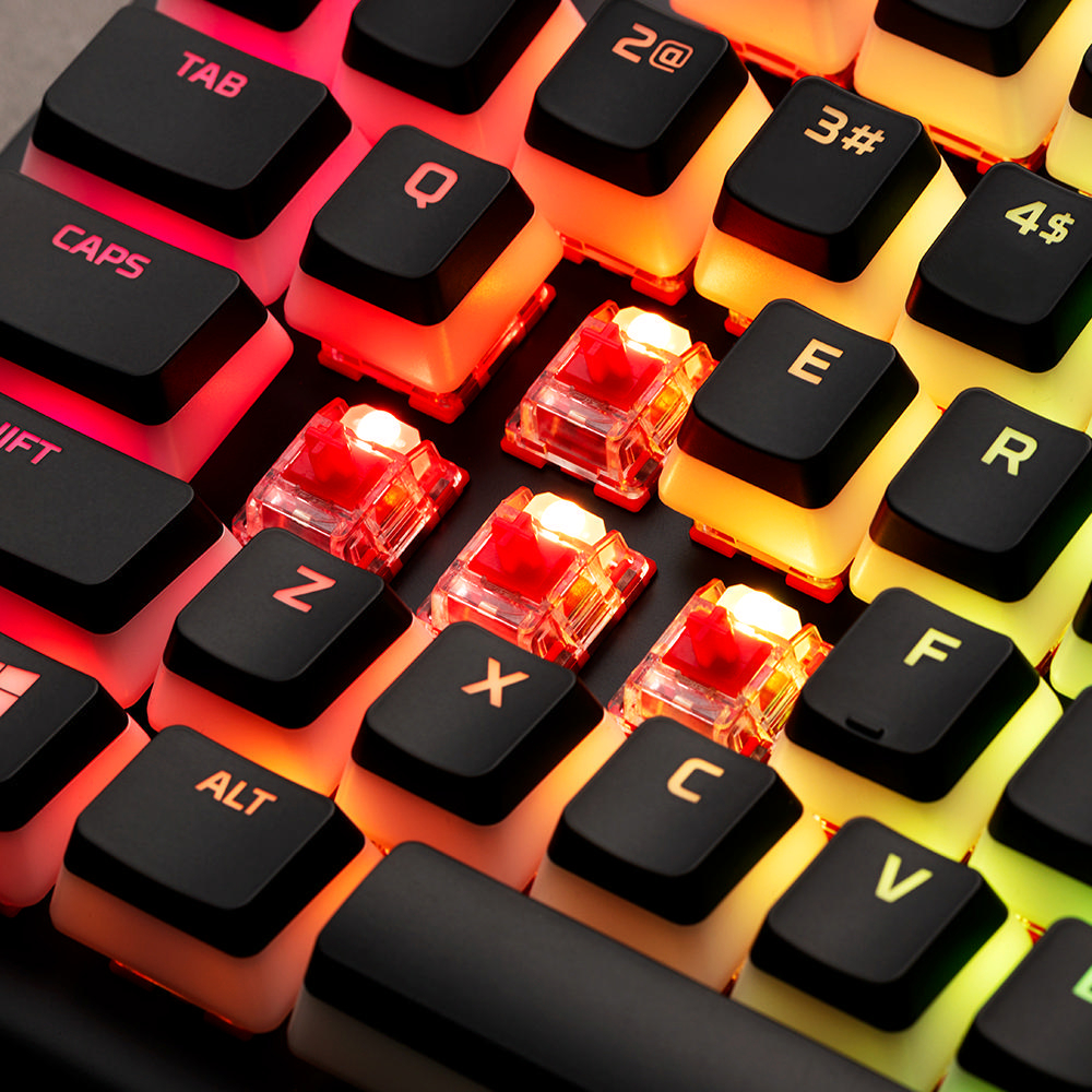 Nahaufnahme einer mechanischen Tastatur. Schwarze Tasten mit roter und gelber Beleuchtung.