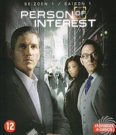 DVD-hoes van 'Person of Interest' seizoen 1. Drie mensen staan voor een stadsachtergrond. Tekst bevat seizoen, aflevering en schijfinfo.