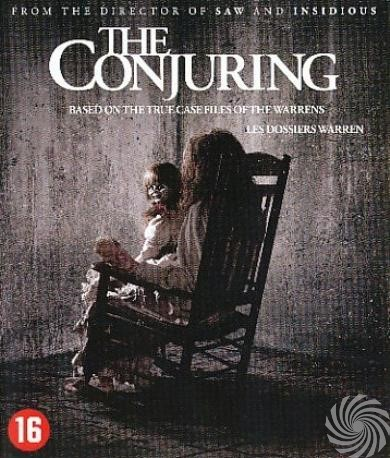 Filmposter voor The Conjuring, enge pop en vrouw op een schommelstoel.