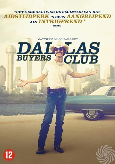 Filmposter van Dallas Buyers Club. Man met cowboyhoed staat met open armen. Skyline, auto rechts.