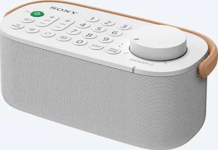 Un altoparlante Sony bianco con pulsanti e una manopola del volume. Ha una maniglia marrone chiaro.