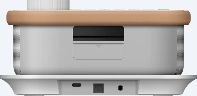Il retro di un sistema audio con un top in pelle e varie porte.