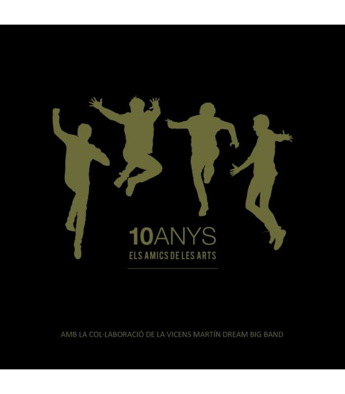 Imagen en blanco y negro de cuatro personas saltando en silueta, con texto '10ANYS ELS AMICS DE LES ARTS'.