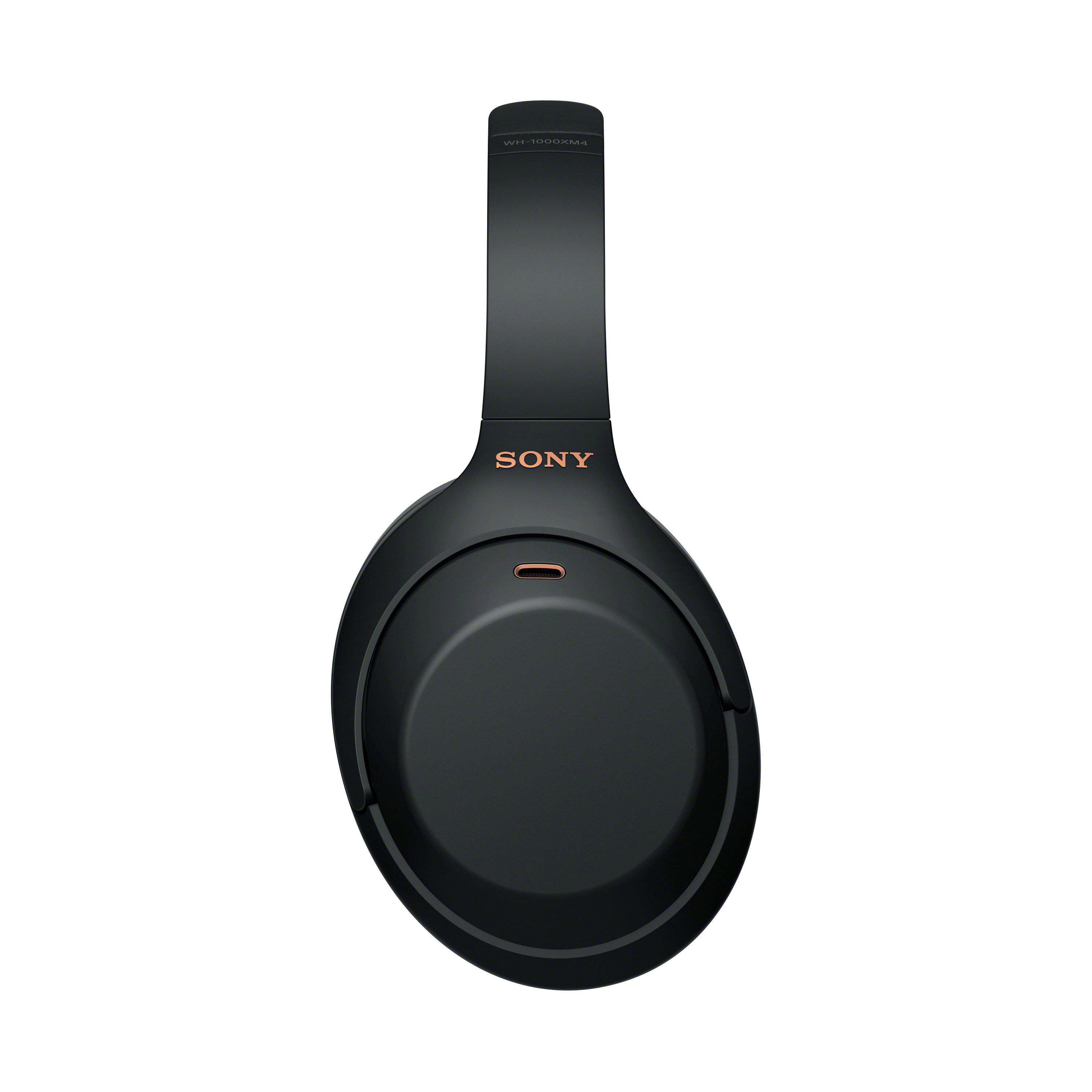 Schwarzer Sony WH-1000XM4 Kopfhörer. Das Sony-Logo ist golden. Der Kopfhörer liegt auf weißem Untergrund.