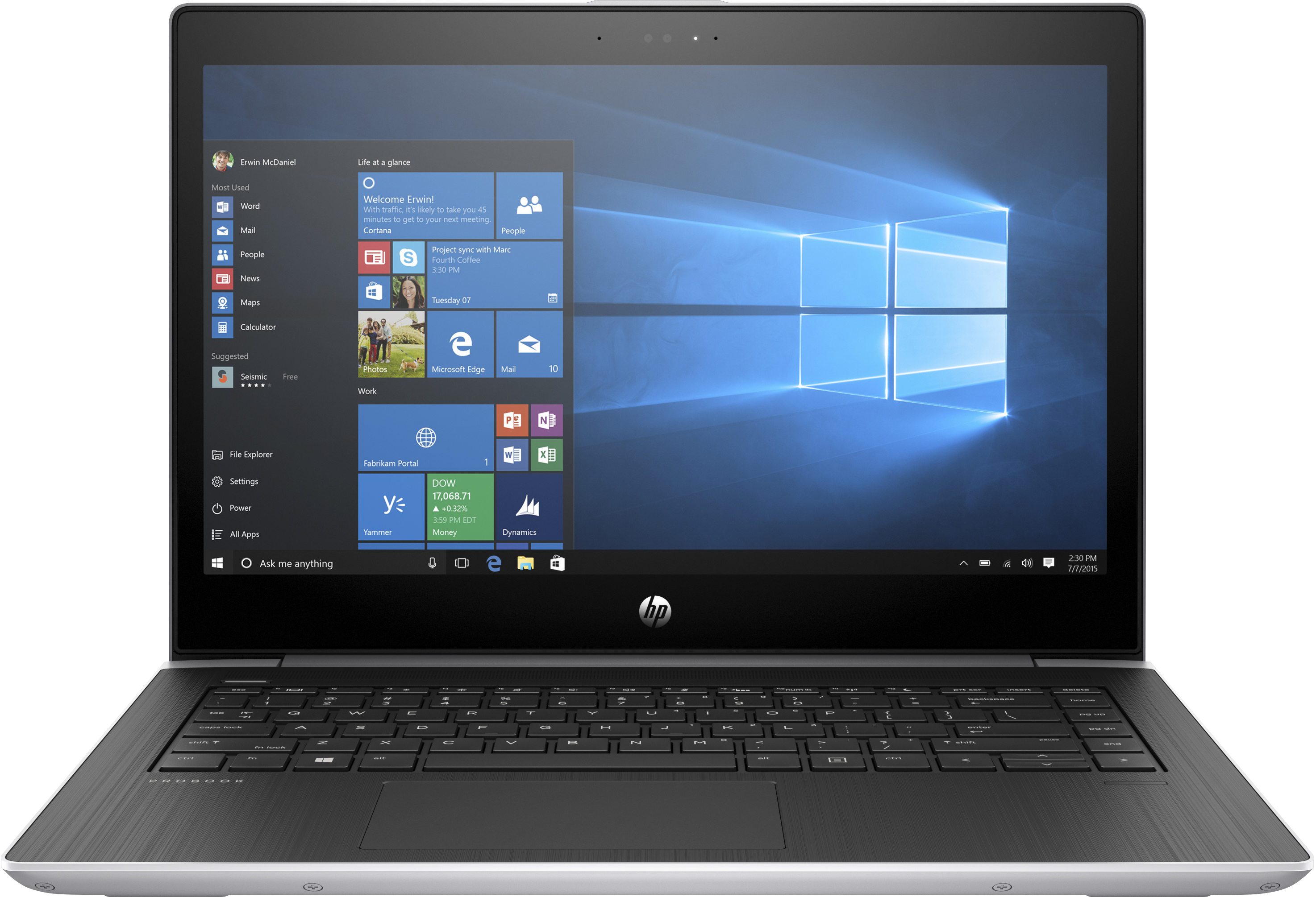 Offener HP-Laptop auf einem Schreibtisch, Bildschirm und Tastatur zeigend.