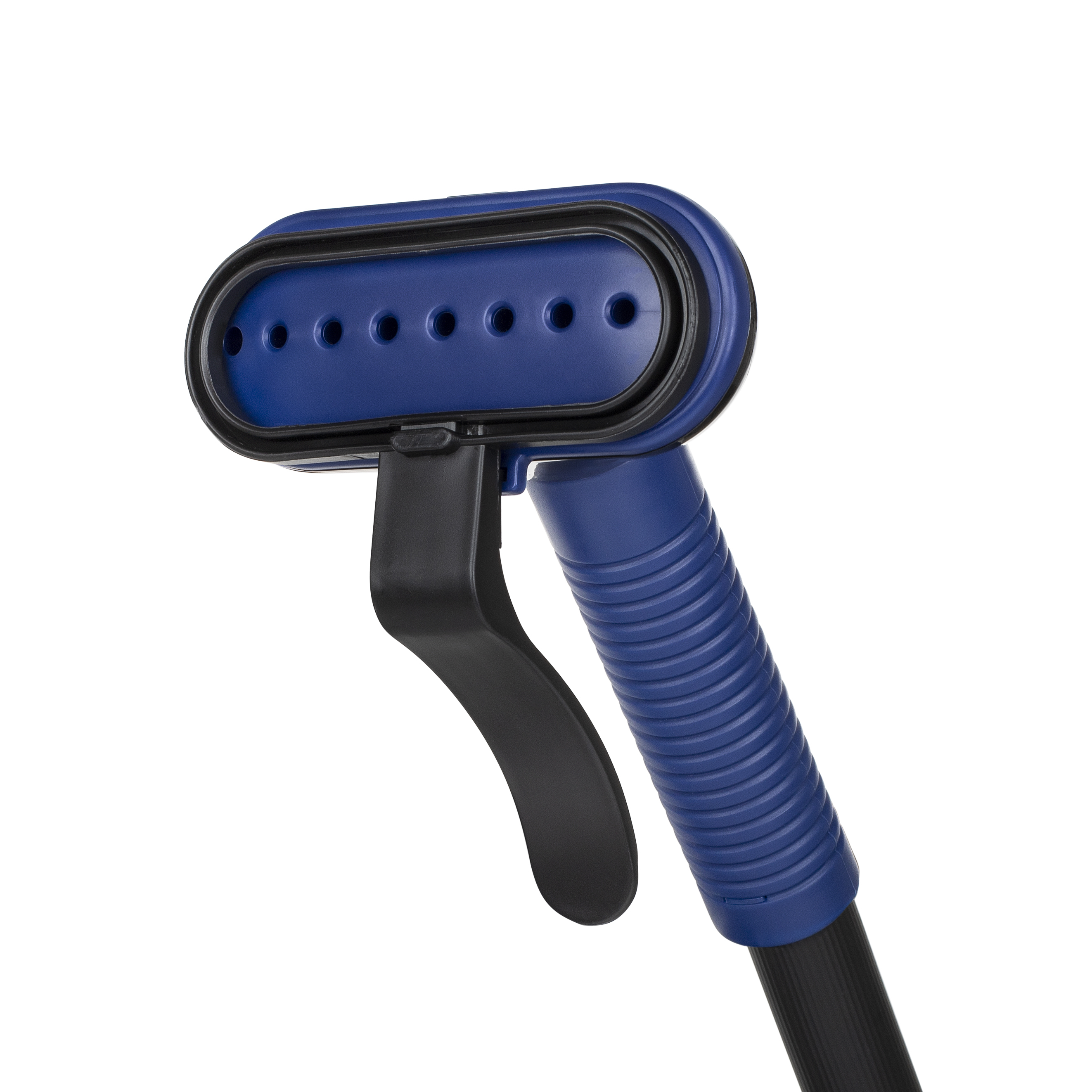 Close-up van een blauw-zwarte stoomreinigerkop. Het heeft een handvat en meerdere stoomgaten.