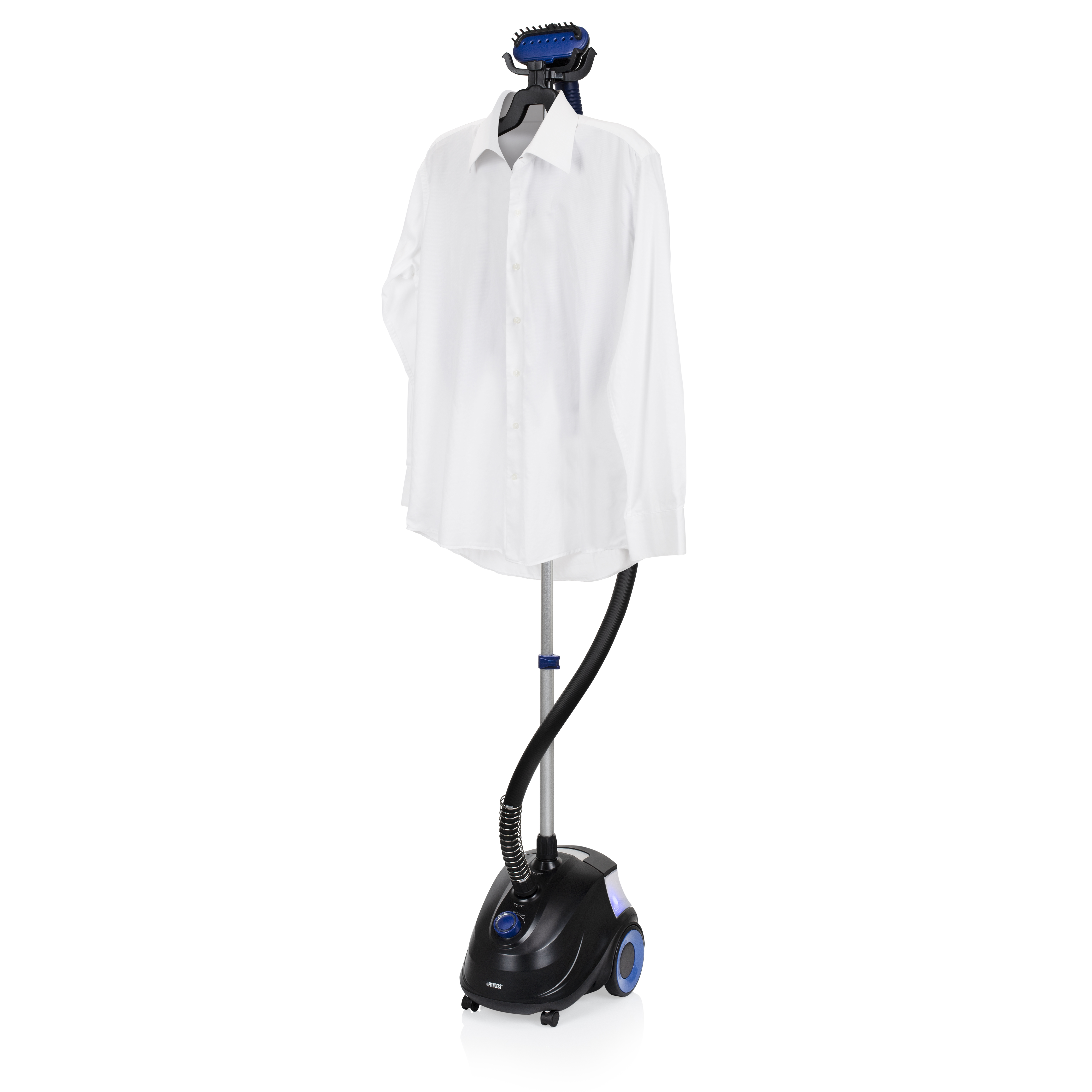 Een wit overhemd hangt aan een hanger die aan een stomer is bevestigd.
