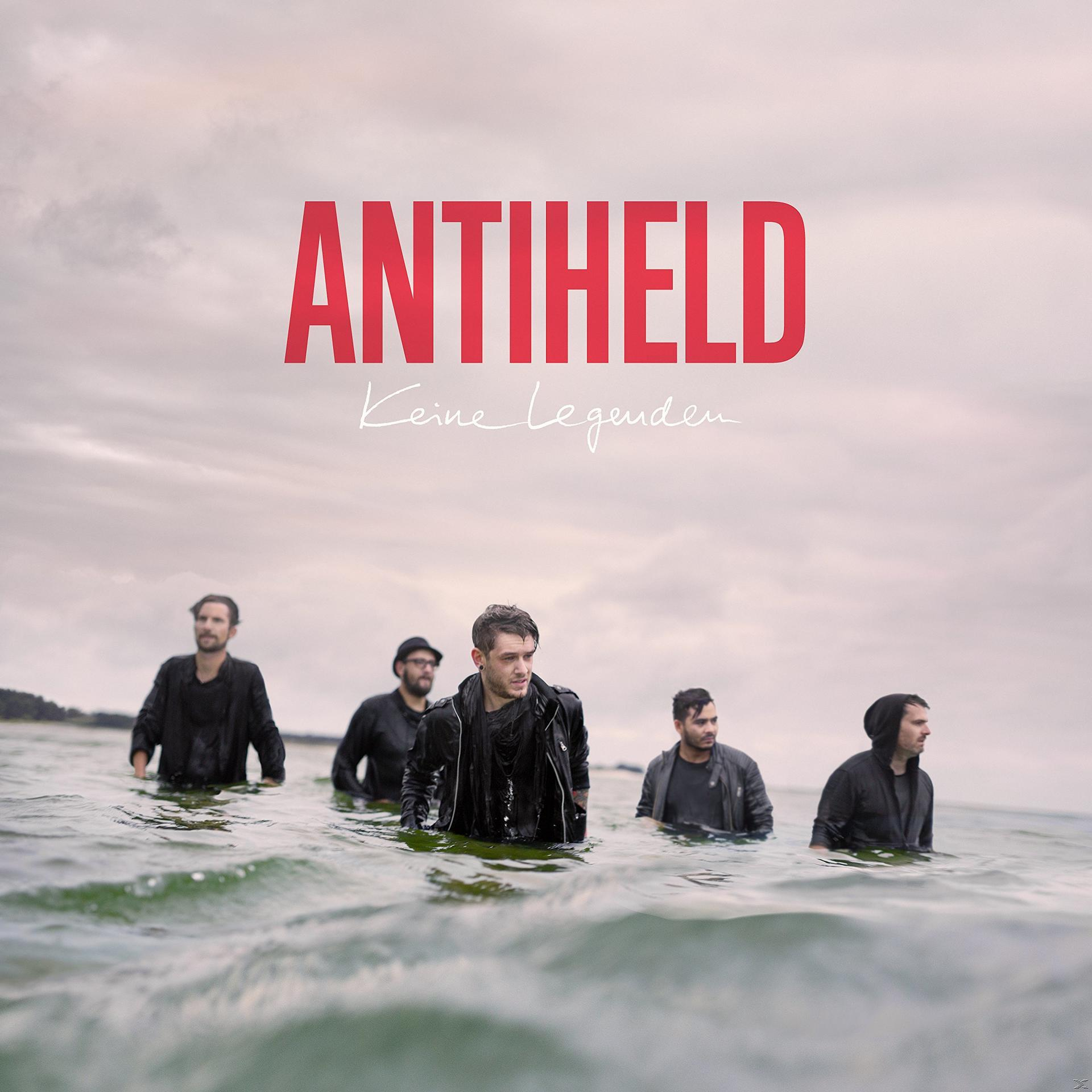 Band im Wasser, Text 'ANTIHELD Keine Legenden' auf bewölktem Hintergrund. Männer in schwarzen Klamotten.