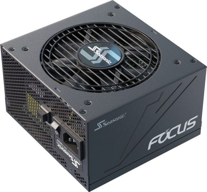 Schwarzes Seasonic-Netzteil. Es hat einen Lüfter, und der Markenname ist sichtbar.