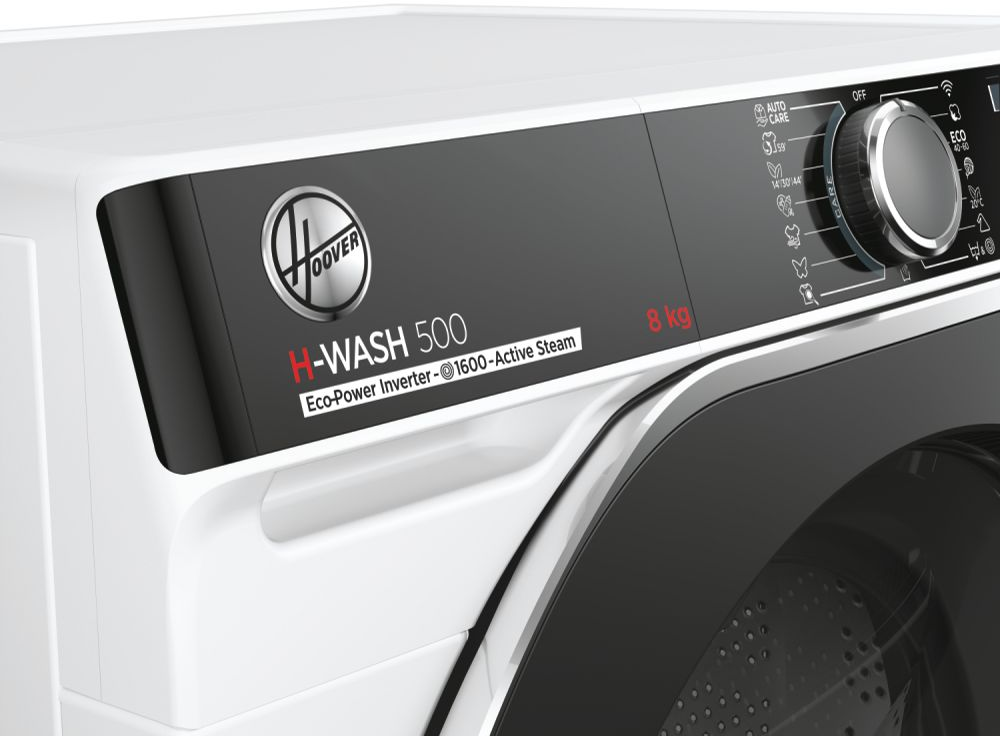 Détail d'un lave-linge. Le logo Hoover est visible, ainsi que les détails du panneau de contrôle.