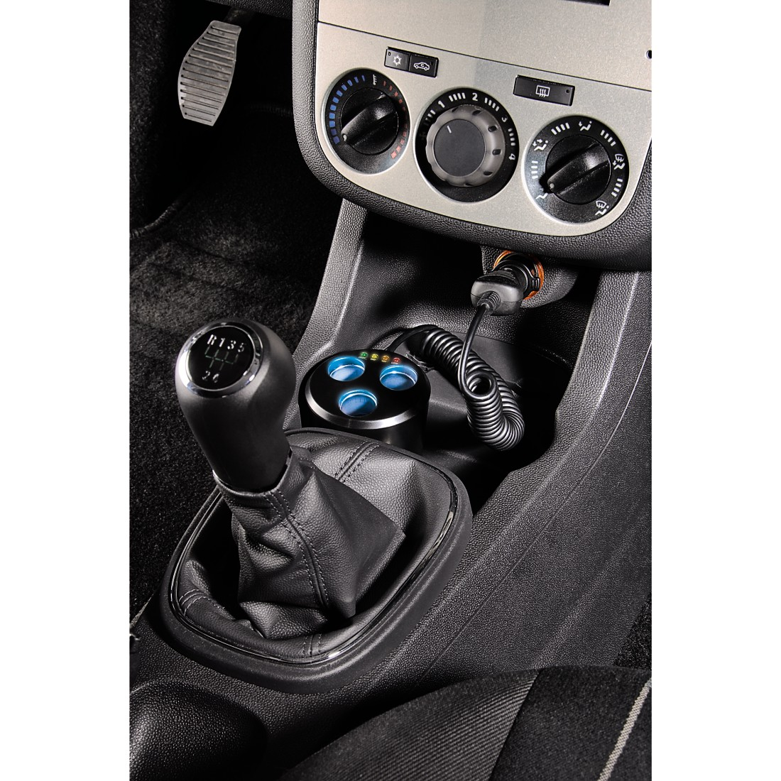 Auto-interieur met versnellingspook. Console met knoppen en oplader. Zwart en grijs.