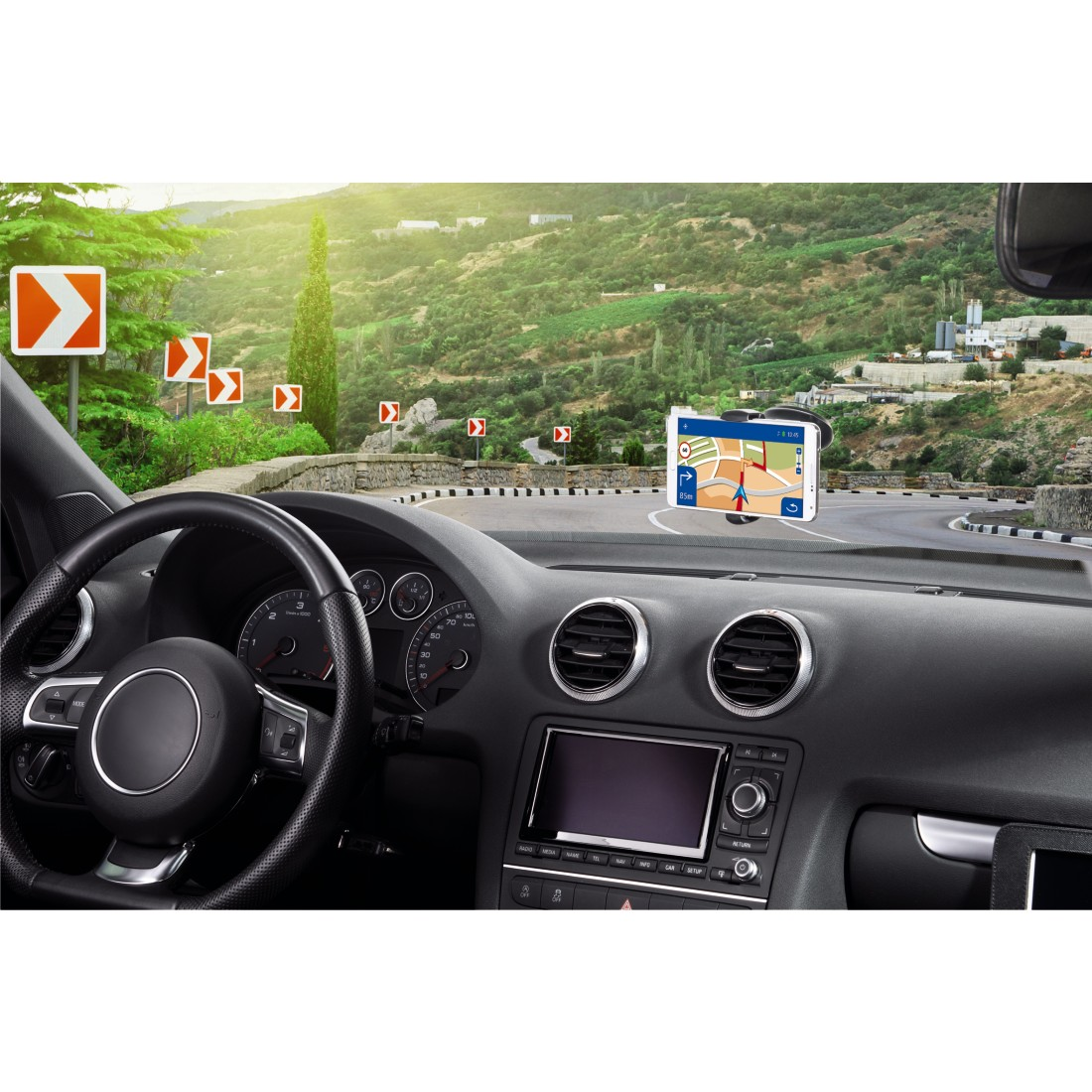 Tableau de bord de voiture avec un téléphone affichant une appli de navigation et des panneaux routiers.