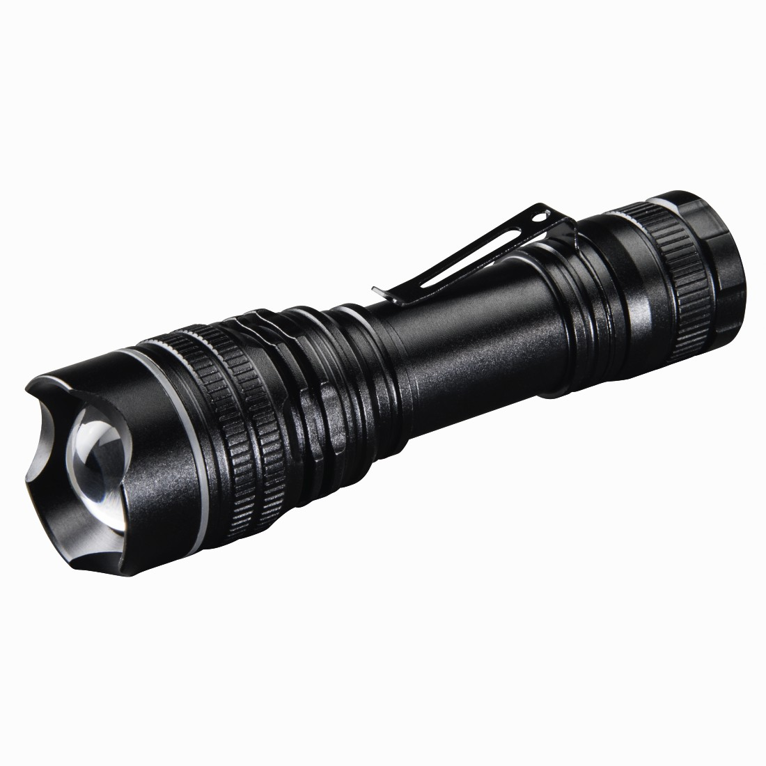 Lampe de poche noire sur fond blanc. Dispose d'un clip de poche.