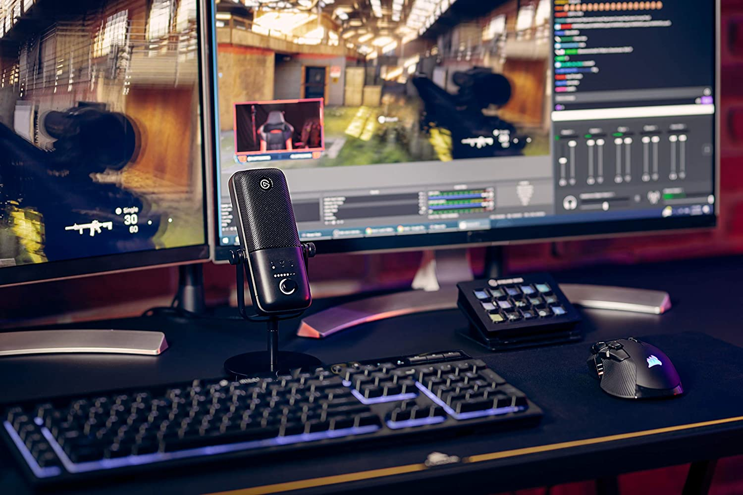 Gaming-Setup mit Mikrofon und Doppelbildschirmen, die Spiel und Chat zeigen.