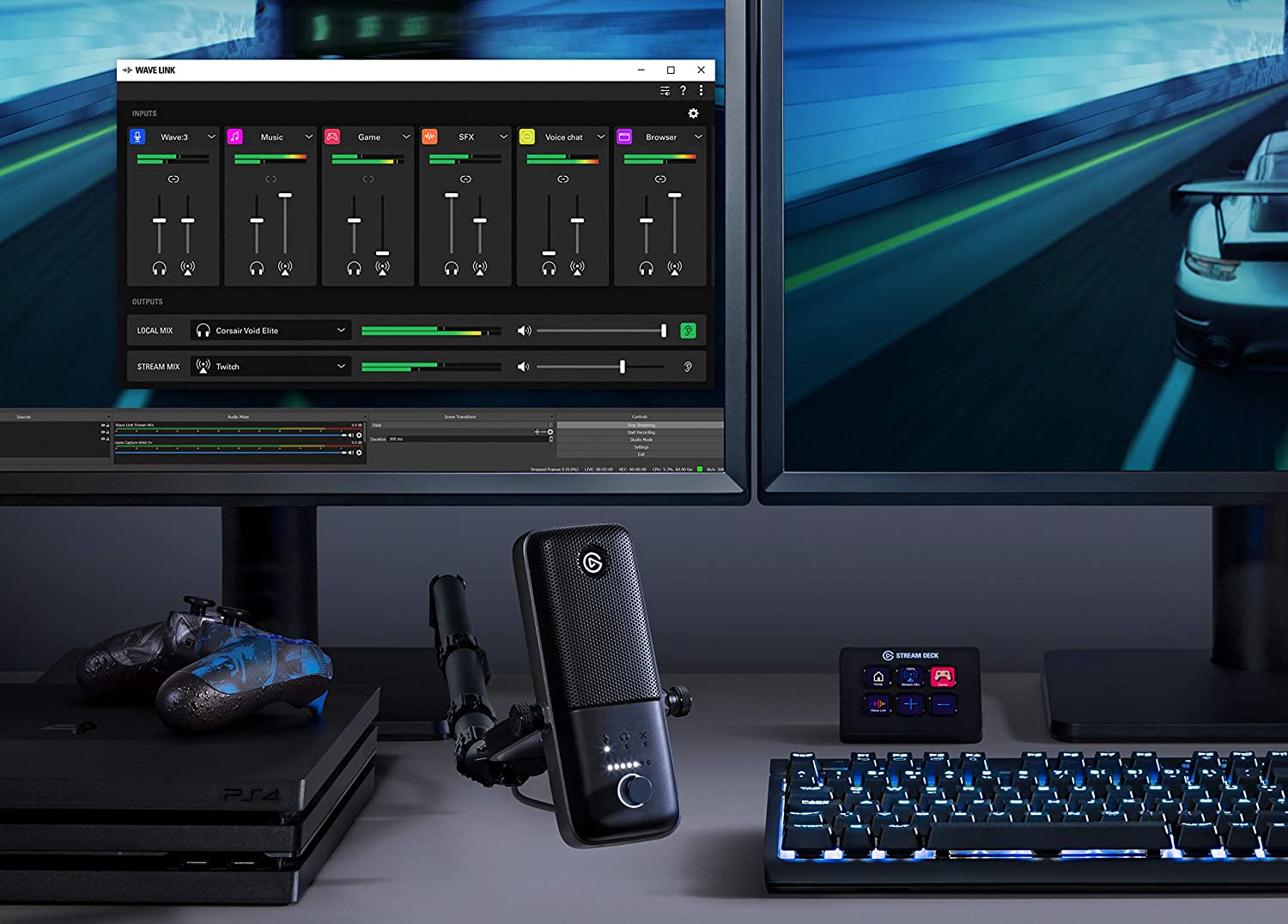 Ein Schreibtisch-Setup mit zwei Monitoren, einem Mikrofon, einer PS4, Tastatur und Streaming-Ausrüstung.