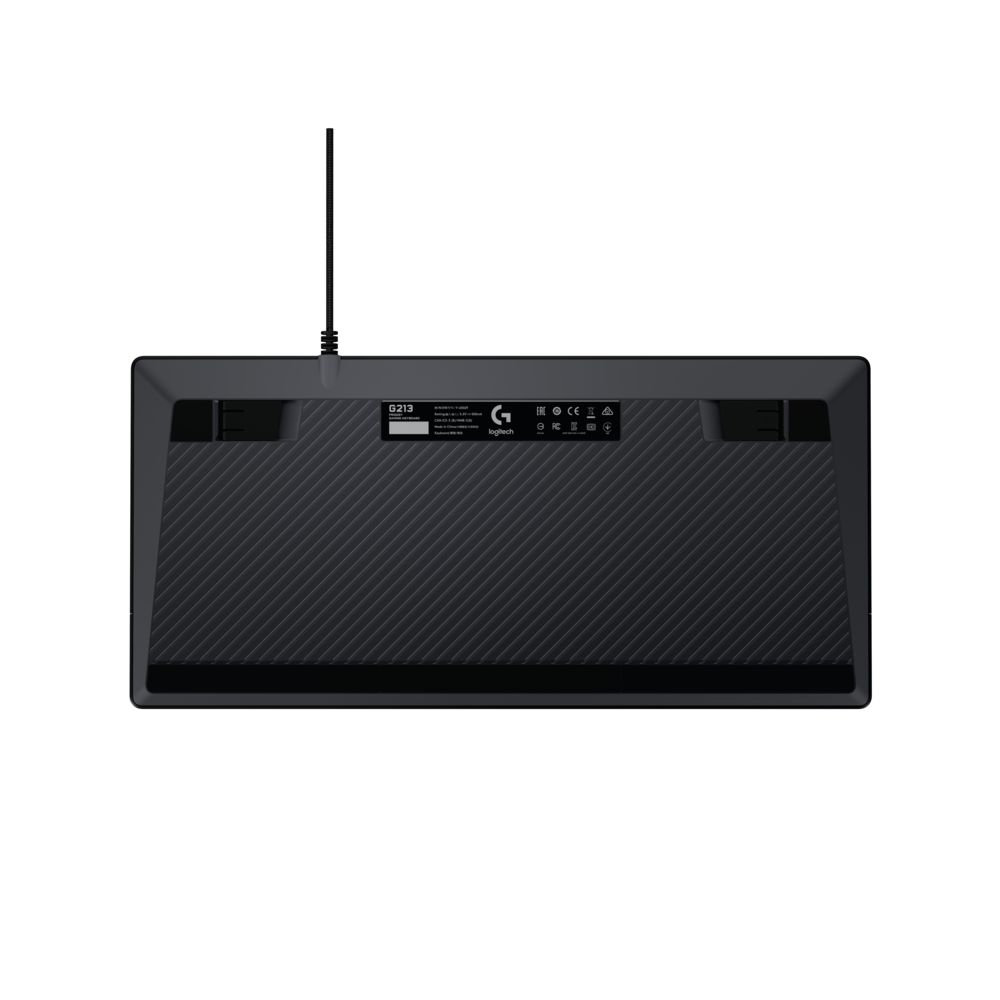 Siyah bir Logitech G213 klavyesinin alt tarafı. Model bilgilerini ve kabloyu gösterir.