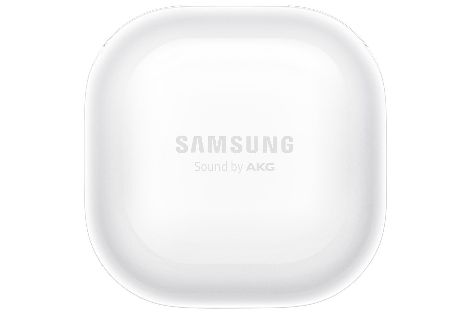 Una funda blanca de auriculares Samsung. El nombre de la marca es visible en la parte superior.