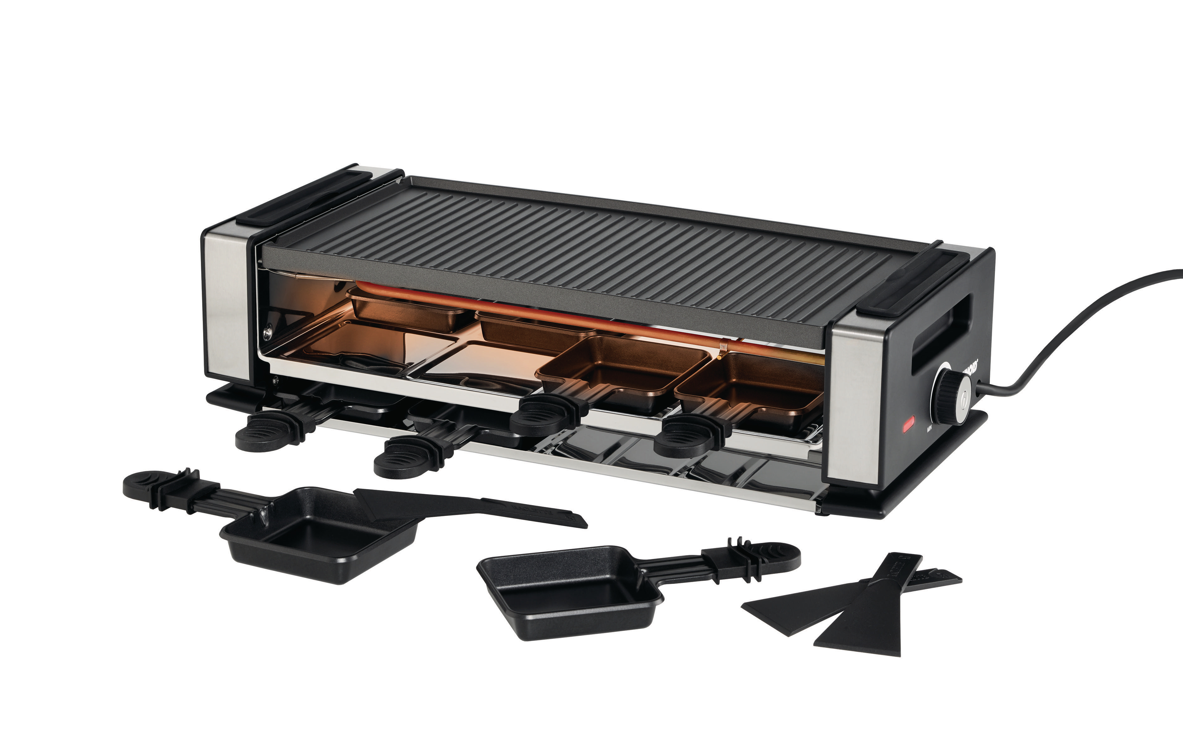 Raclette-Grill mit Grill, Pfannen und Spateln auf weißem Hintergrund.