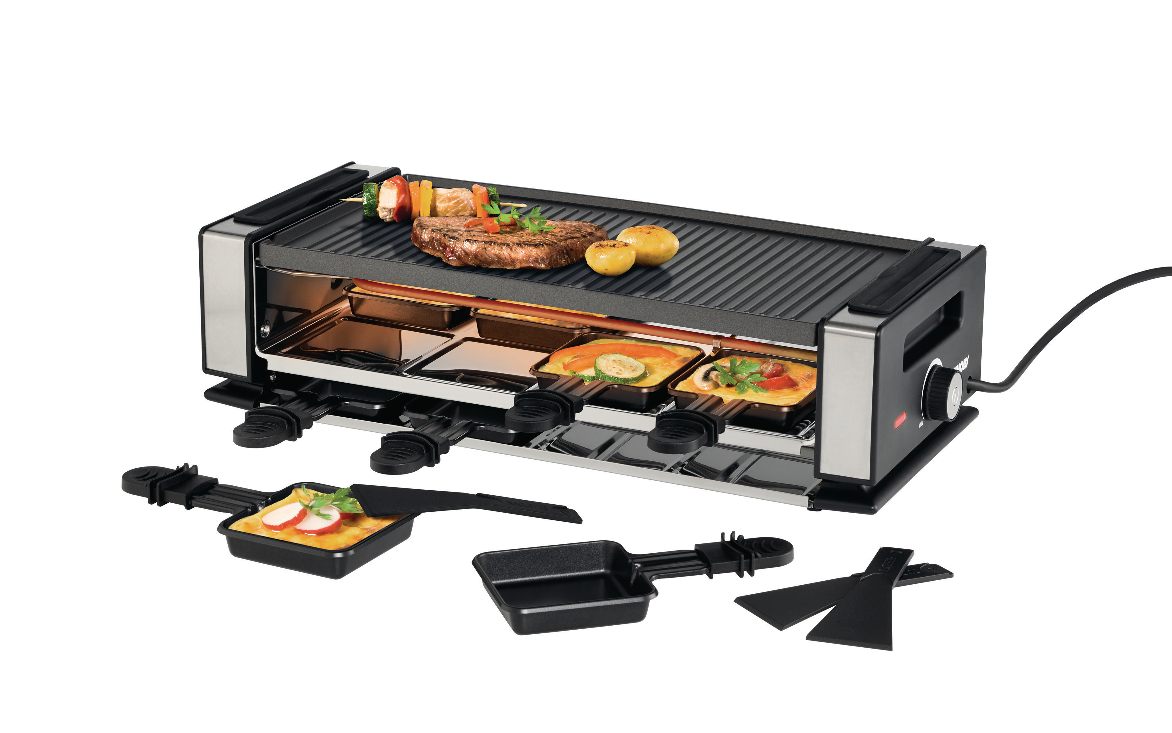 Raclette-Grill mit Essen auf dem Grill und in den Pfannen. Enthält Steak, Gemüse und Käse.