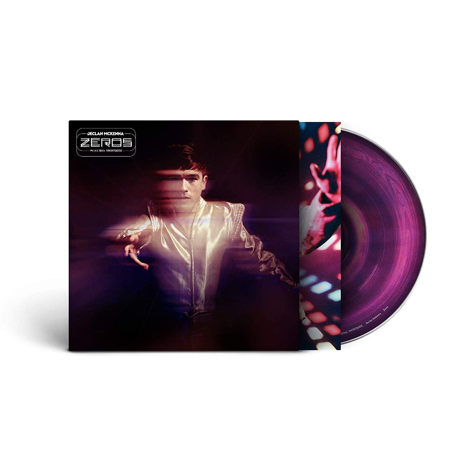 Albumcover: Mann in weißer Jacke auf verschwommenem Hintergrund, mit einer lila Vinyl-Schallplatte.