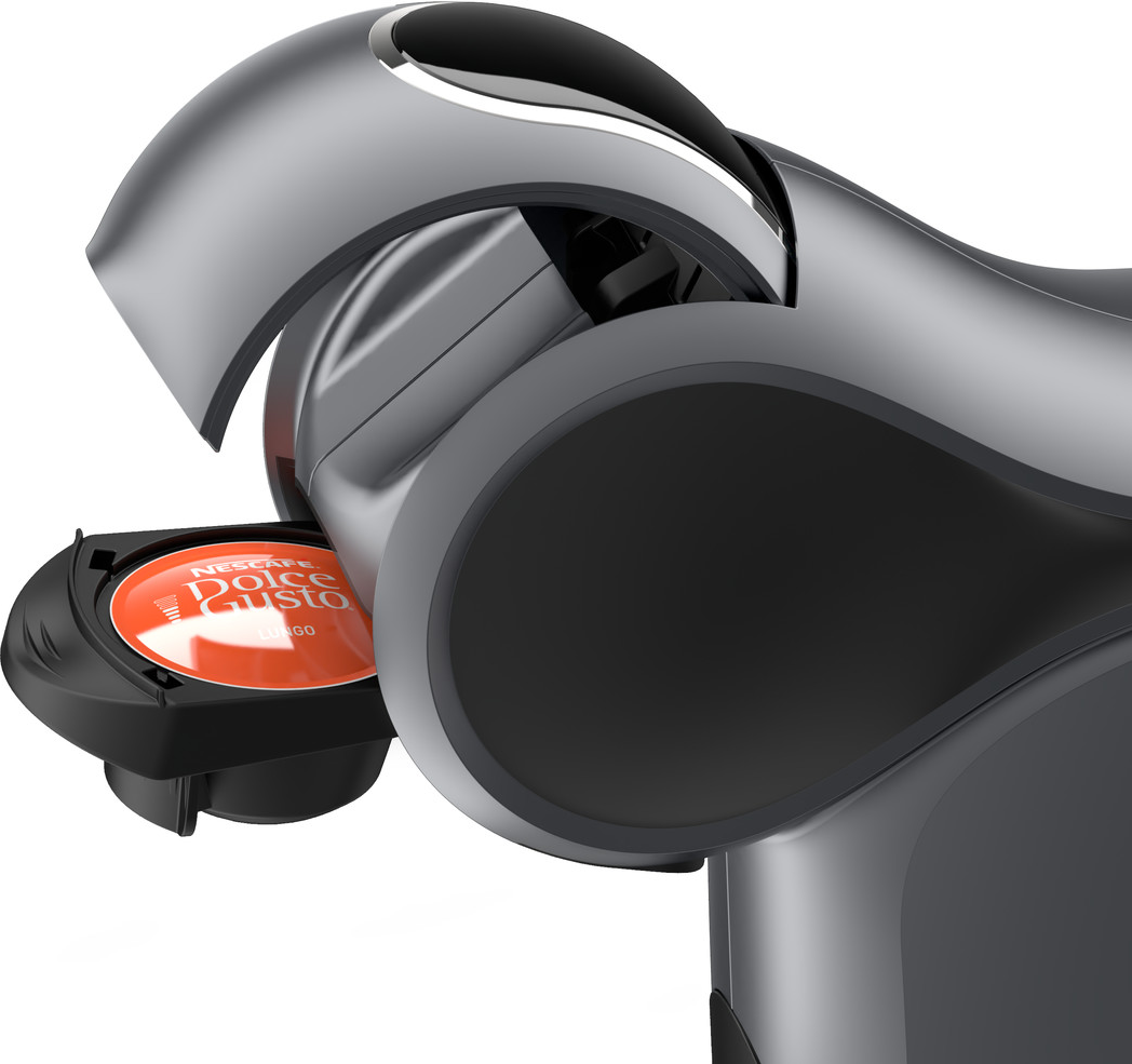 Detail einer Kaffeemaschine, in die eine Dolce Gusto Kapsel eingesetzt wird.