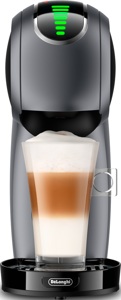 Eine schwarz-graue Kaffeemaschine mit einer Tasse Latte.