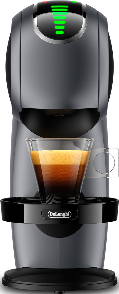 Eine dunkelgraue Kaffeemaschine mit einem Glasbecher, der mit Kaffee gefüllt ist. Grüne Lichter oben.
