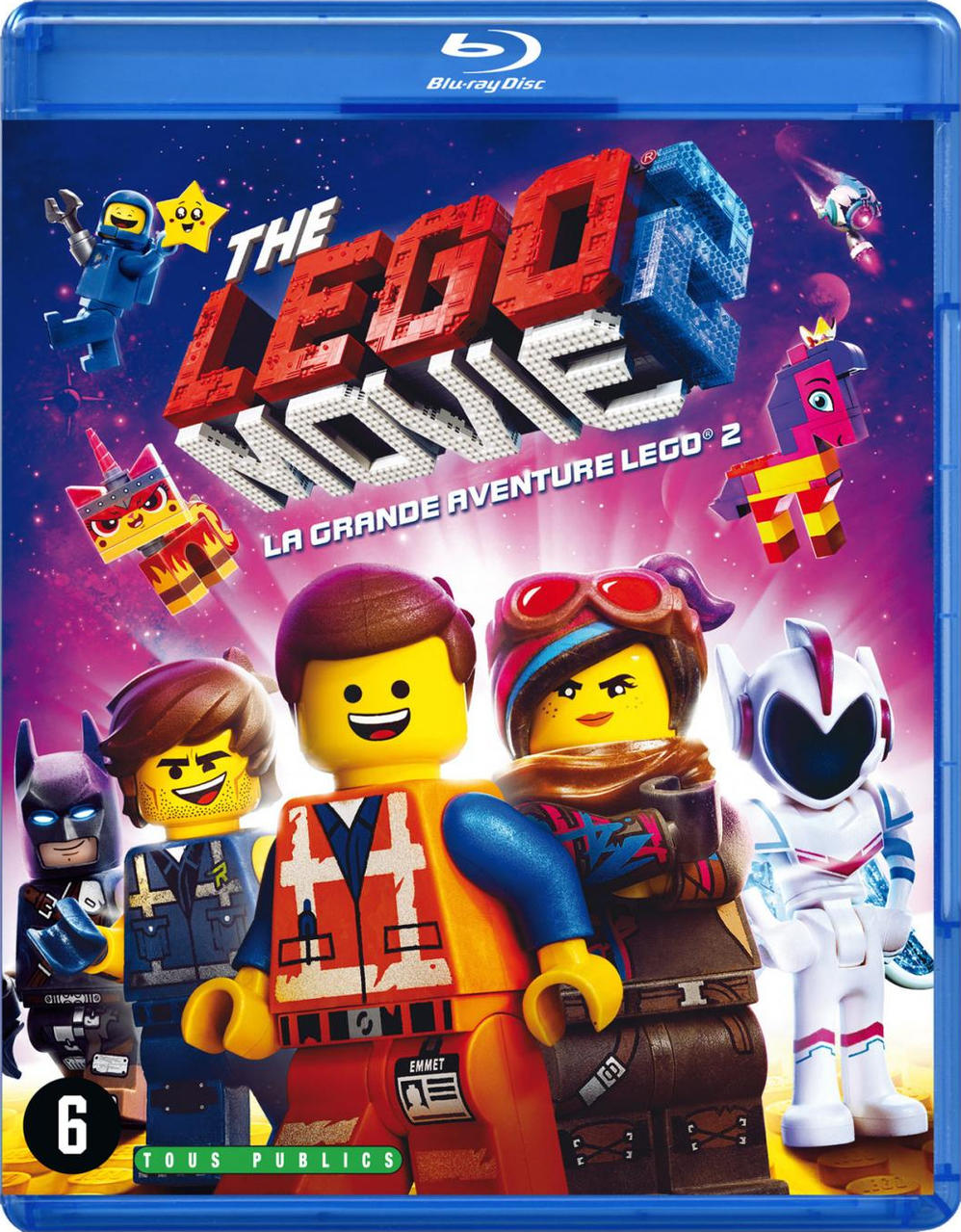 De Lego Movie 2 Blu-ray cover met Lego karakters: Emmet, Lucy, Batman en Unikitty. Blauwe achtergrond.